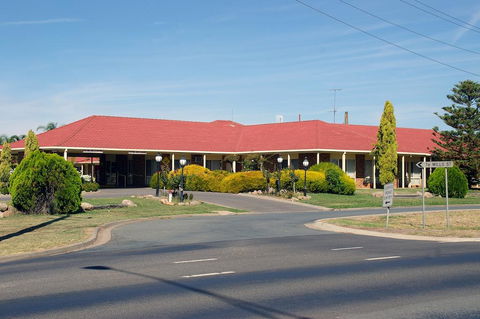 Pines Country Club Motor Inn - Accommodation Asia 1