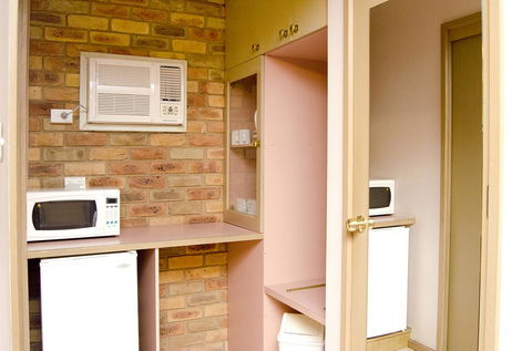Pines Country Club Motor Inn - Accommodation Asia 0