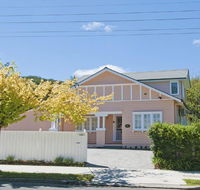 Plum Tree Cottage - warm cosy  walk to town - Accommodation Asia