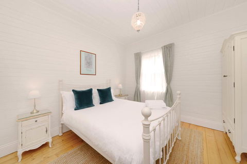 Poet's Cottage - Fireplace, Close To Treks - Accommodation Guide 3