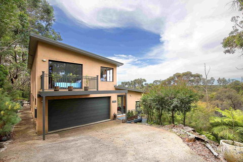 Postcards From The Edge - Accommodation Asia 0