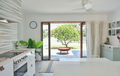 Quiet Pet Friendly Home 3 Houses To Beach Entry With Private Pool Walk To Shops - Accommodation Asia 2