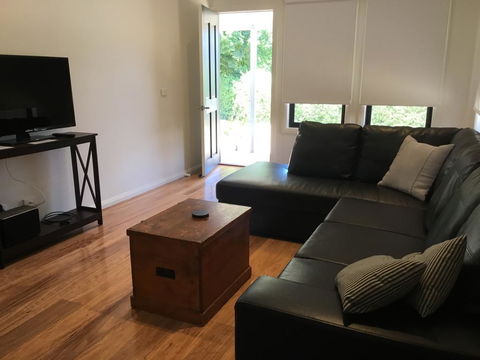Rail Trail Cottage - Accommodation Guide 1