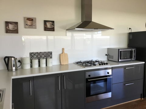 Rail Trail Cottage - Accommodation Guide 3