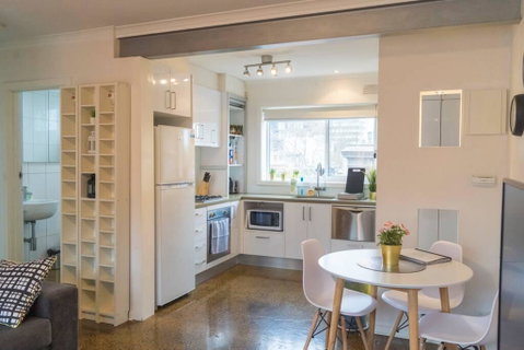 Rare & Spacious Apt W/ City Views Close To CBD/MCG, Free Wi-Fi + Carpark + Netflix - Accommodation Guide 2