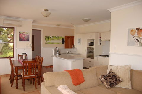 Ravensbourne Escape- Quingilli - Accommodation Guide 2