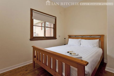 Red Brick Beauty - Central Cottage - Accommodation Asia 2