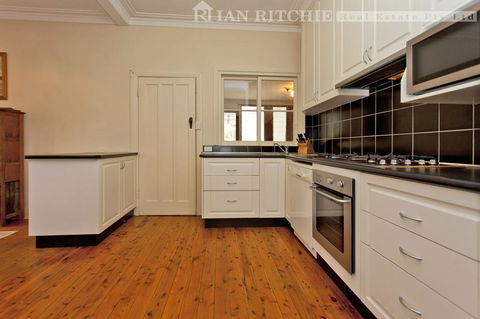 Red Brick Beauty - Central Cottage - Accommodation Asia 1