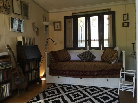 Redhaus Artist Cottage - Accommodation Asia 0