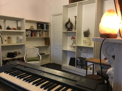 Redhaus Artist Cottage - Accommodation Asia 2