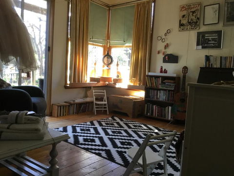 Redhaus Artist Cottage - Accommodation Asia 1