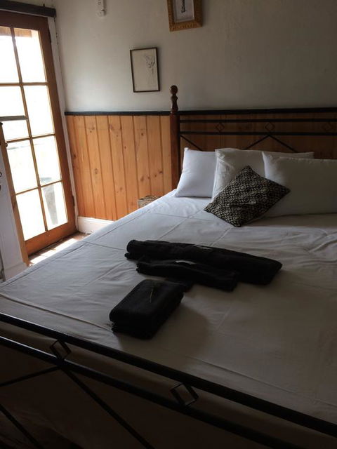 Redhaus Artist Cottage - Accommodation Asia 3