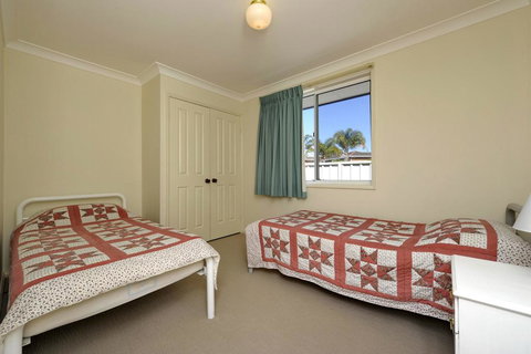 Reef Close, 1/2 - Accommodation Asia 2