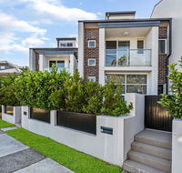 Relax in a Spacious  Modern Townhouse in Asquith - Accommodation Asia