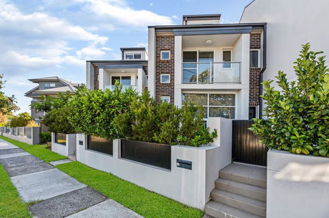 Relax In A Spacious & Modern Townhouse In Asquith - Accommodation Asia 0