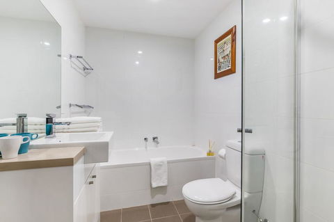 Relax In A Spacious & Modern Townhouse In Asquith - Accommodation Asia 1