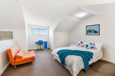 Relax In A Spacious & Modern Townhouse In Asquith - Accommodation Asia 3