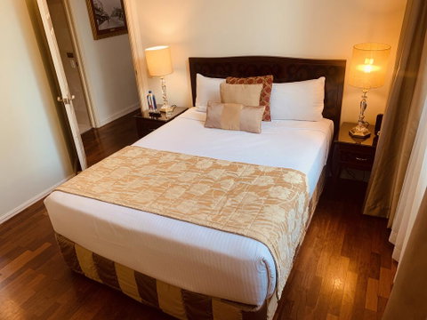 Royal Albert Hotel - Accommodation Guide 2