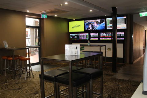 Royal Hotel Orange - Accommodation Guide 2