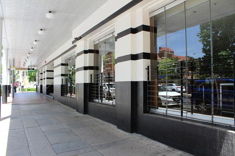 Royal Hotel Orange - Accommodation Guide 1