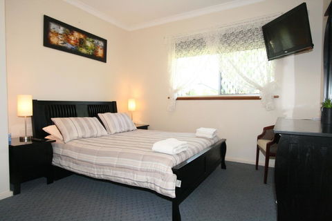 Safety Bay Guest House - Accommodation Guide 1