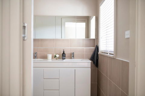 Sampson St, Large Stylish CBD Home, Sleeps 11 - Accommodation Asia 3