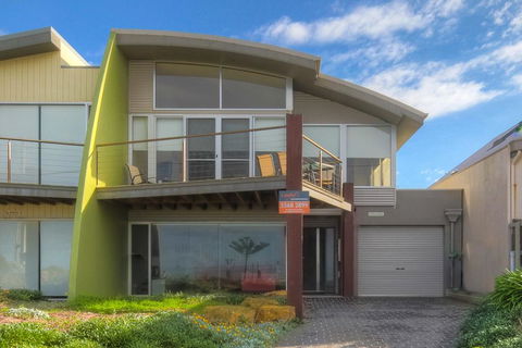 Shemara - Idyllic East Beach Property With Multiple Living Areas - Accommodation Asia 3