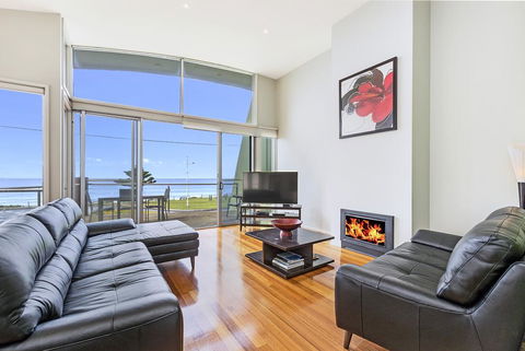 Shemara - Idyllic East Beach Property With Multiple Living Areas - Accommodation Asia 2