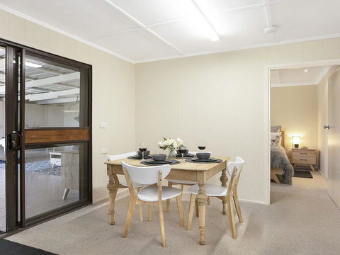 Silky Oak Cottage - Cosy With Country Views - Accommodation Asia 3
