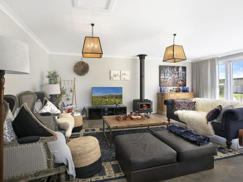 Silky Oak Villa - Spacious & Beautifully Decorated - Accommodation Asia 0
