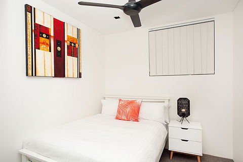 Sleek Modern Apartment In The Heart Of Manly - Accommodation Asia 3