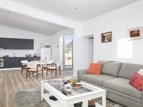 Somerton Barn - Rural Tranquility & Country Comfort - Accommodation Asia 1