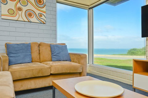 South Seas Beachfront Apartments - Accommodation Asia 2