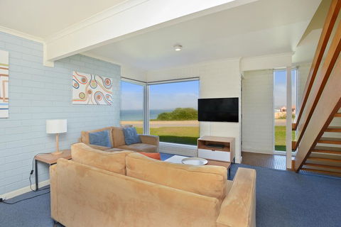South Seas Beachfront Apartments - Accommodation Asia 3