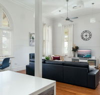 Spacious 2-bed 2-bath Home with Parking and Balcony - Accommodation Asia
