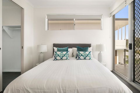 Spacious Apartment With Generous Entertaining - Accommodation Asia 3