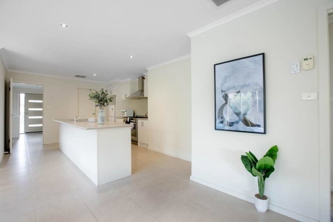 Spacious Lovely 5Beds Home@Point Cook - Accommodation Guide 3