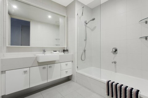 Spacious Modern Apartment Near Crown - Accommodation Guide 2