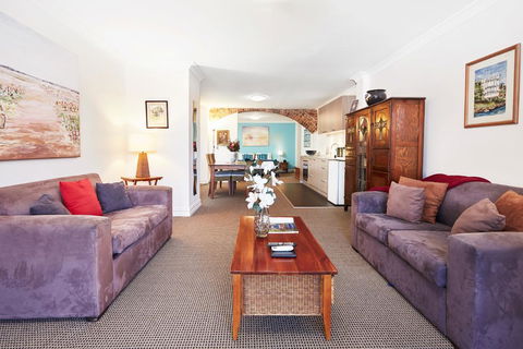 Spacious Studio With Courtyard And Extra Beds - Accommodation Asia 1