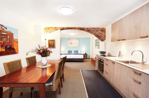 Spacious Studio With Courtyard And Extra Beds - Accommodation Asia 0
