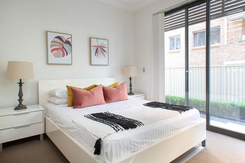 Spacious Two-Bedroom Apartment Near Hospital - Accommodation Asia 1