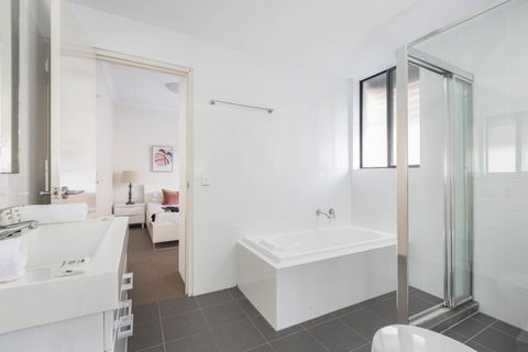 Spacious Two-Bedroom Apartment Near Hospital - Accommodation Asia 3