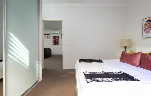 Spacious Two-Bedroom Apartment Near Hospital - Accommodation Asia 2