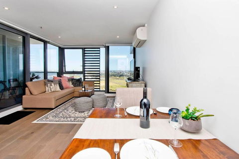 Spectacular Private Balcony Views With Pool - Accommodation Asia 3