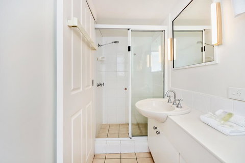 SPIN13- ESCAPE TO MOOLOOLABA - Accommodation Guide 3