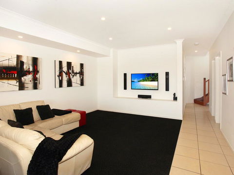 St Lucia 11 - 4 BDRM Canal Home With Pool - Accommodation Asia 2