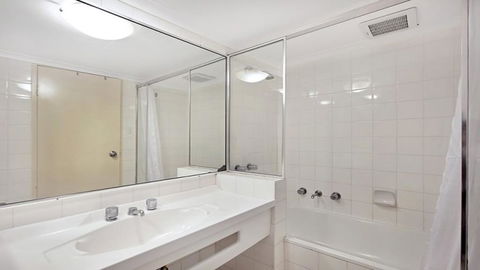 Studio With Balcony At College St - Accommodation Asia 3