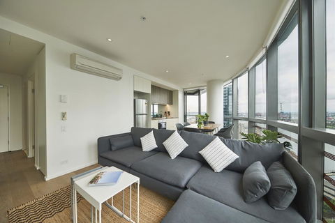 STUNNING 2 BED 2 BATH STYLISH UNIT // FREE PARKING - Accommodation Asia 3