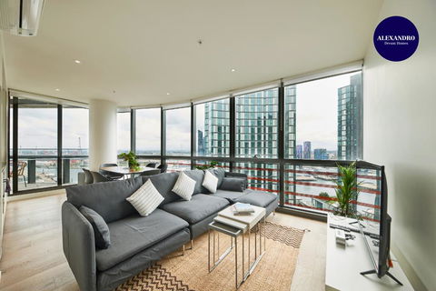 STUNNING 2 BED 2 BATH STYLISH UNIT // FREE PARKING - Accommodation Asia 0