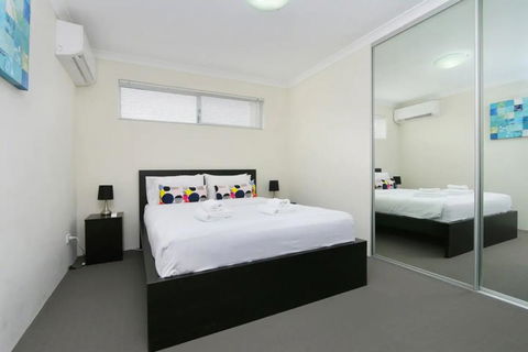 Stunning Home Near Scarborough Beach Sleeps 11 - Accommodation Asia 3